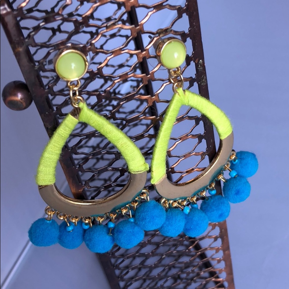 Teardrop with wrapped thread and dangle balls